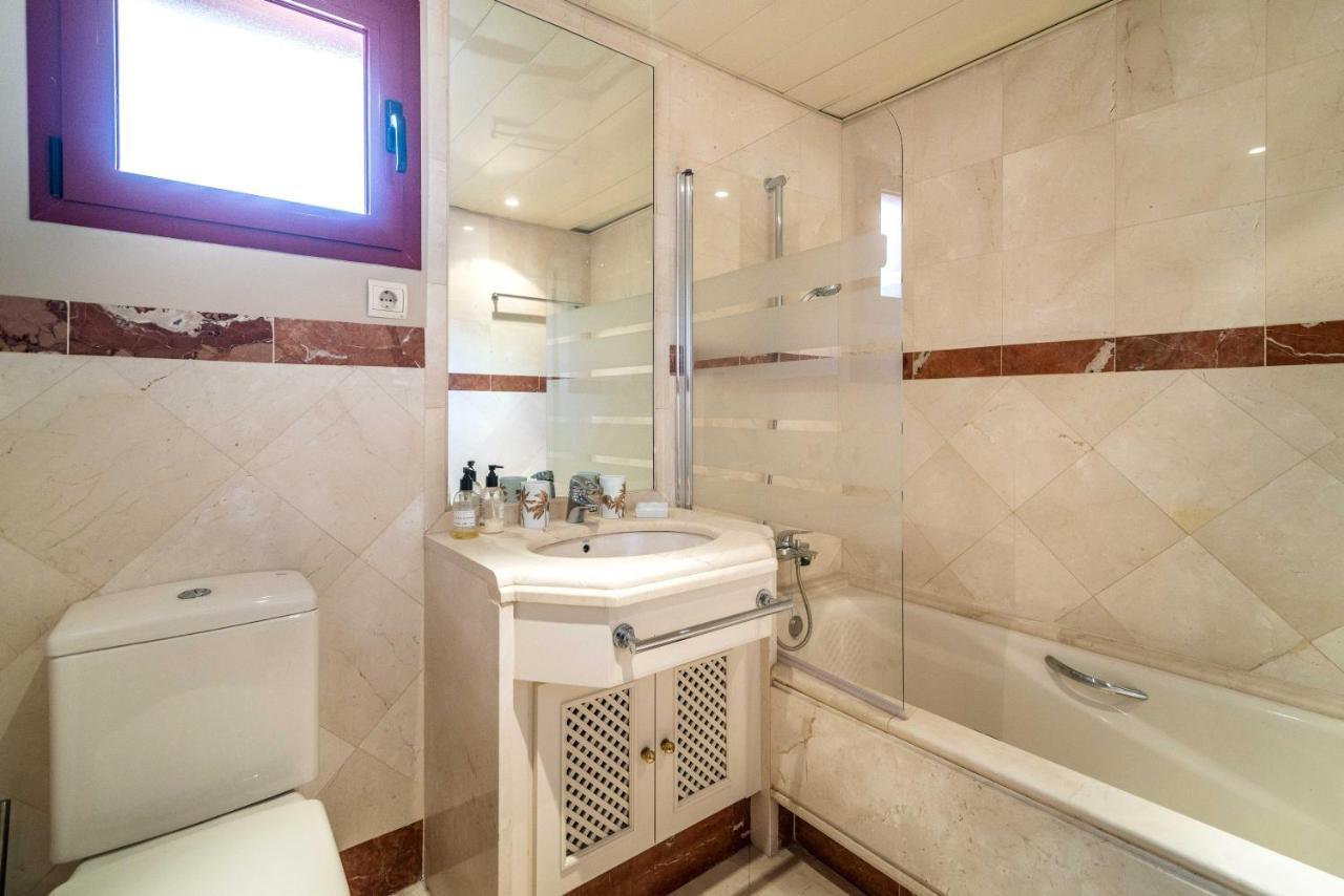 Luxury 2-Bed Apartment In Elviria W Pool Марбеля Екстериор снимка