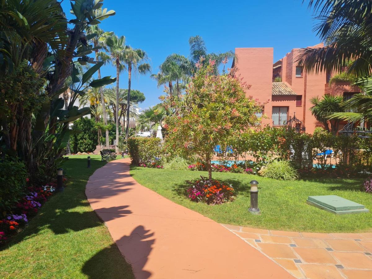 Luxury 2-Bed Apartment In Elviria W Pool Марбеля Екстериор снимка